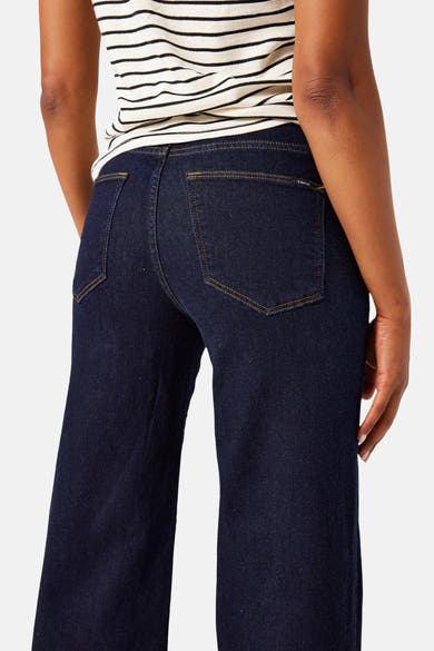 Wijde spijkerbroek in donkerblauw denim van GARCIA, met achterzakken en contrasterende stiksels.