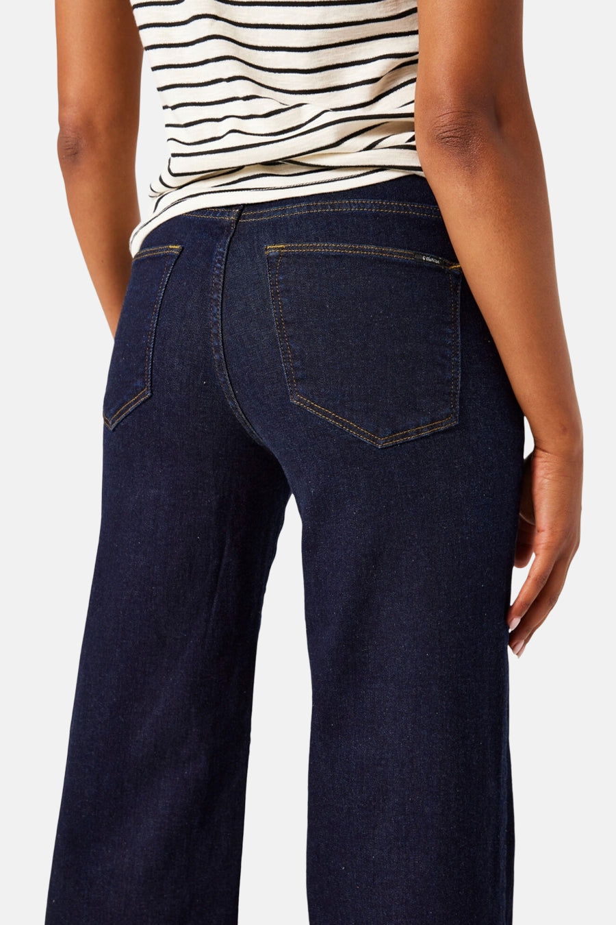 Wijde spijkerbroek in donkerblauw denim van GARCIA, met achterzakken en contrasterende stiksels.