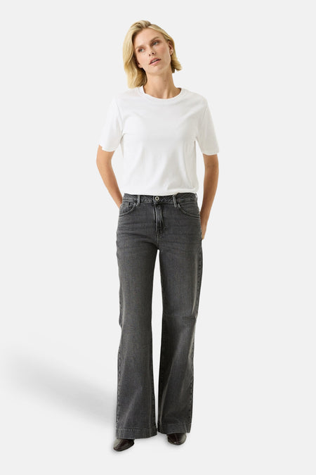 Jeans larges gris moyen en denim par GARCIA, coupe droite fluide, portés avec un t-shirt blanc et chaussures noires, vue de face.