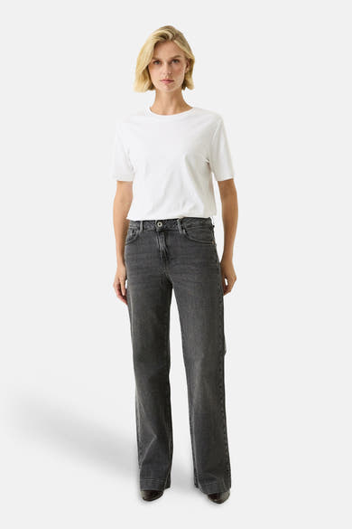 Jeans larges gris moyen en denim par GARCIA, coupe droite, portés avec un t-shirt blanc, vue de face.