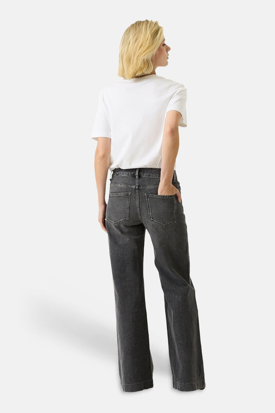 Jeans larges gris moyen en denim par GARCIA, vue arrière, poches classiques, coupe droite fluide, modèle portant un t-shirt blanc