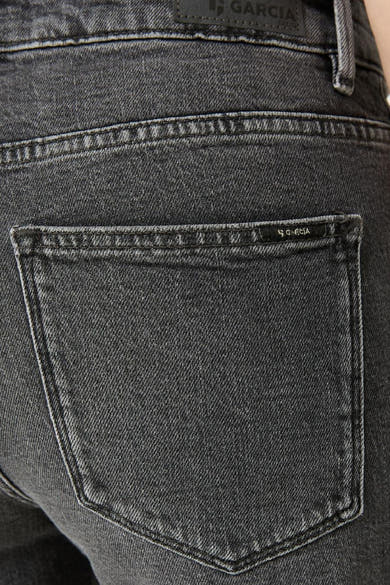 Jeans larges gris moyen en denim par GARCIA, vue arrière détaillée avec poche et étiquette visible