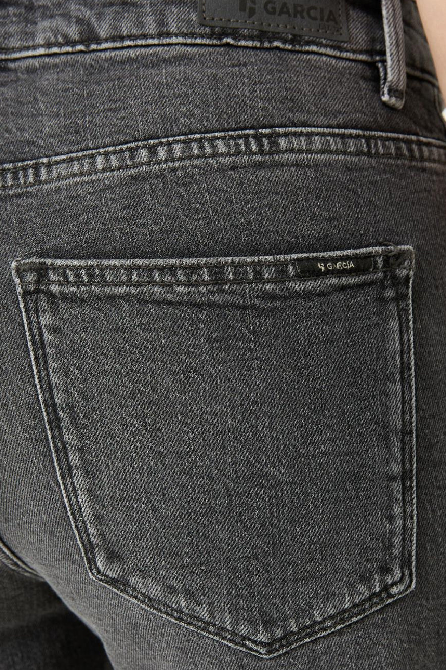 Jeans larges gris moyen en denim par GARCIA, vue arrière détaillée avec poche et étiquette visible