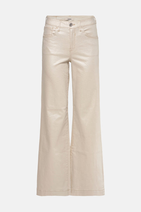 Jean in donkeldwit denim van GARCIA, gedragen met een zwart-wit gestreept t-shirt en gouden sandalen.