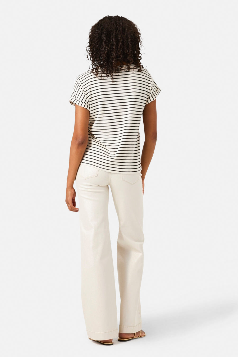 Jean large en denim blanc cassé de GARCIA, avec une coupe ample et des détails de style décontracté.