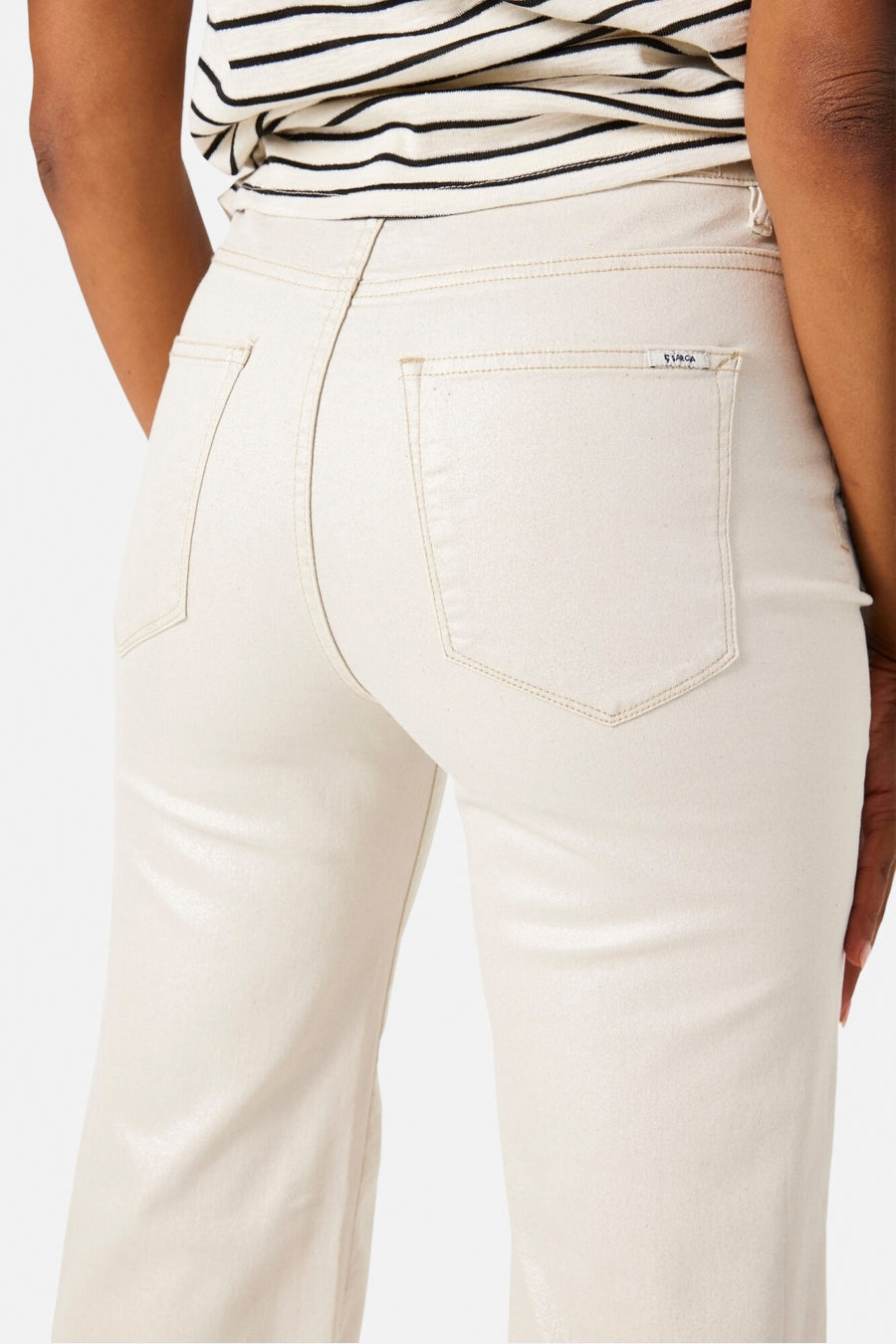 Jean large en denim off white de GARCIA, avec poches arrière et coupe décontractée.