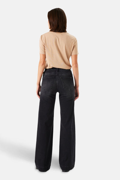 Jean large en denim noir de GARCIA, avec une coupe évasée et des poches arrière visibles.