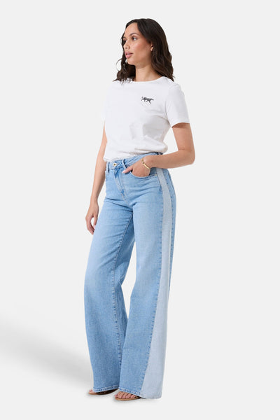 Jean large en denim bleu clair de GARCIA, avec une bande latérale plus claire.