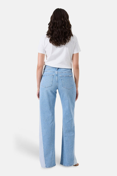 Jean large en denim bleu clair de Garcia, avec une coupe évasée et un design bicolore.