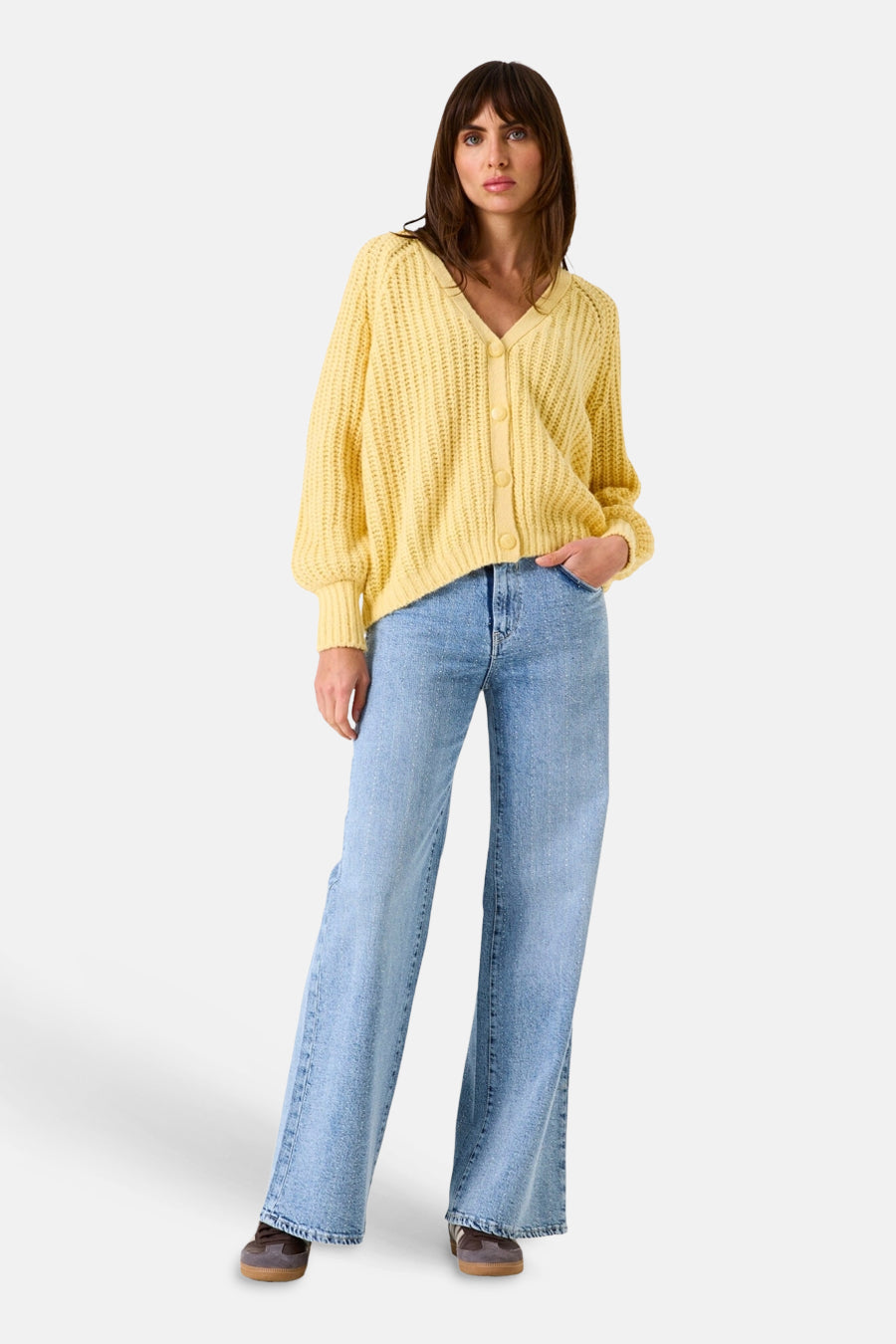 Jean large en denim bleu clair de GARCIA, porté par un mannequin avec un cardigan jaune et des chaussures marron.