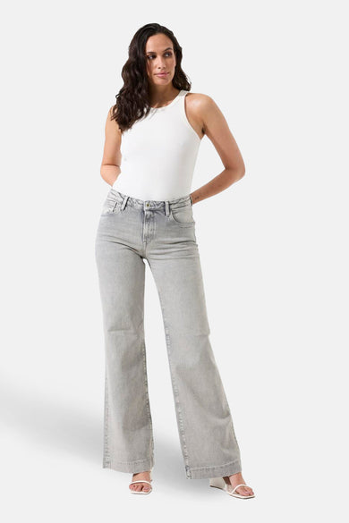 Jean large en denim gris clair de GARCIA, porté avec un débardeur blanc.
