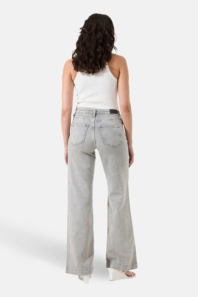 Wijde spijkerbroek in lichtgrijs denim van GARCIA, met een losse pasvorm en hoge taille.