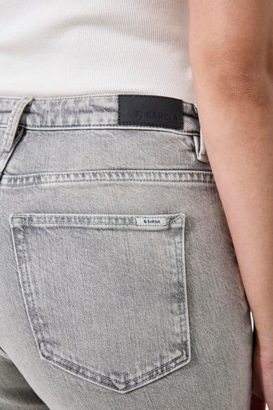Lichtgrijze wijde jeans van GARCIA, achterzakdetail met logo en leren label op de tailleband.