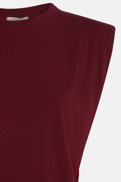 T-shirt bordeaux à manches courtes de Terra di Siena, vue rapprochée du col et épaule, tissu uni texturé