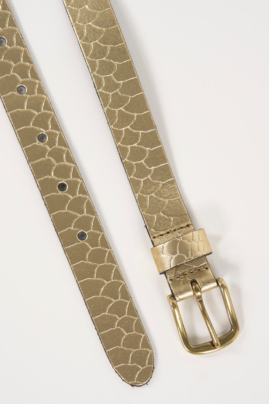 Ceinture dorée de Legend avec un motif écailles de poisson texturé et une boucle en métal.