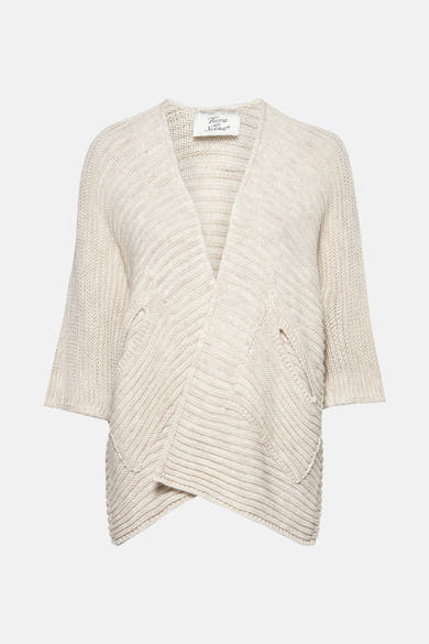 Gilet beige en tricot de Terra di Siena, coupe asymétrique avec poches ouvertes.
