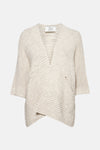 Gilet beige en tricot de Terra di Siena, coupe asymétrique avec poches ouvertes.
