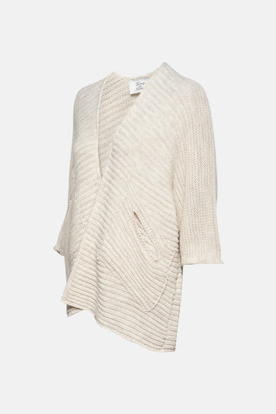 Gilet beige en maille de Terra di Siena, avec manches trois-quarts, poches plaquées et coupe asymétrique.

