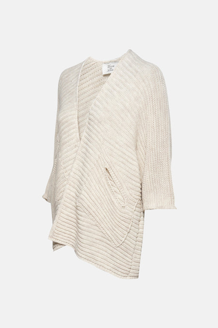 Beige gebreid vest van Terra di Siena, met driekwartmouwen, opgestikte zakken en een asymmetrische snit.
