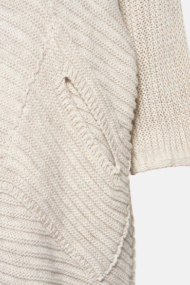 Gilet beige en tricot de Terra di Siena, avec texture maille et coupe asymétrique.