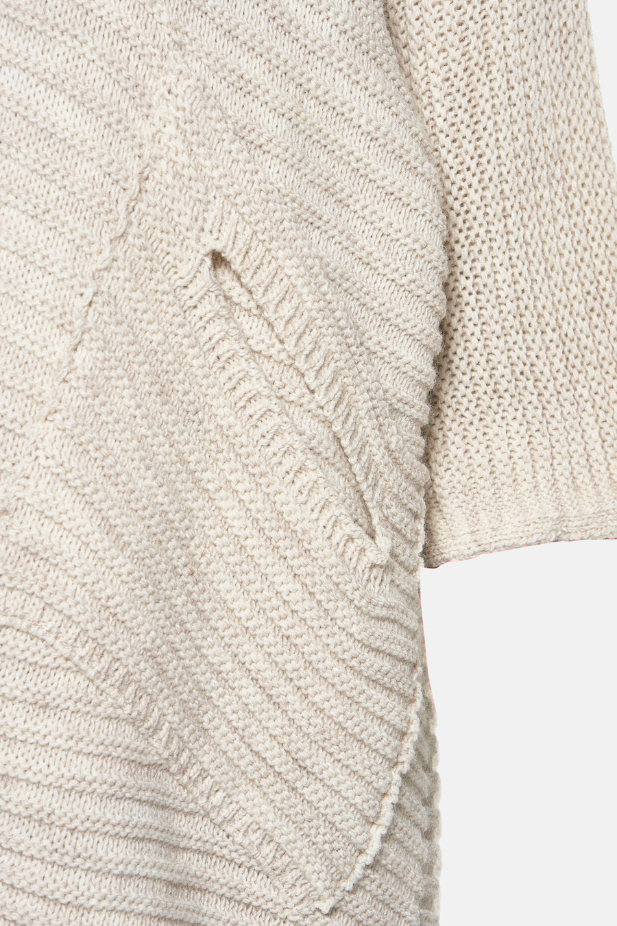 Gilet beige en tricot de Terra di Siena, avec texture maille et coupe asymétrique.