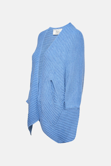 Gilet bleu en tricot de Terra di Siena, coupe asymétrique avec poches et manches trois-quarts.