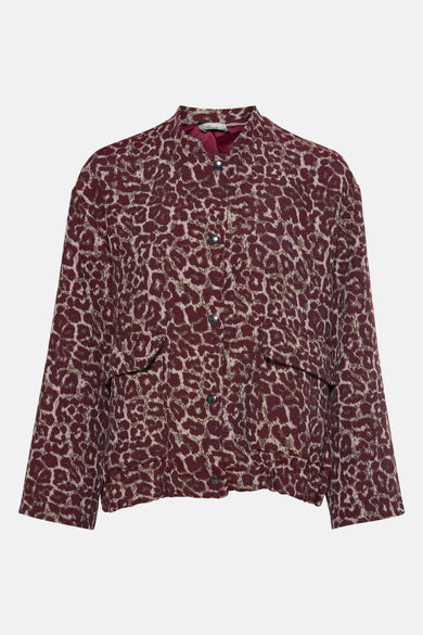 Veste courte bordeaux par Terra di Siena avec motif léopard et poches plaquées.