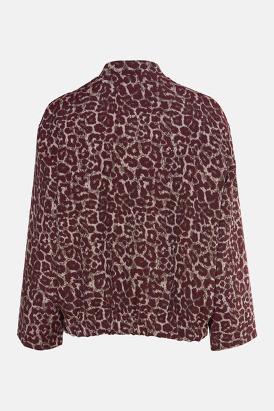 Veste courte bordeaux par Terra di Siena, à motif léopard et à manches longues, vue de dos.