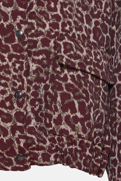 Veste courte bordeaux de Terra di Siena, motif léopard et boutons foncés visibles.