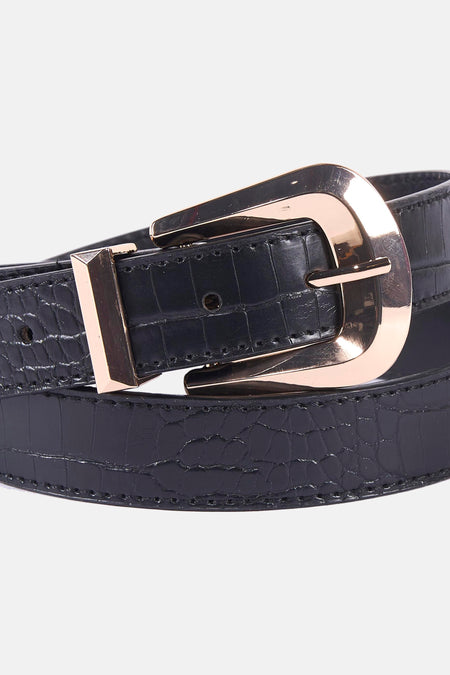 Ceinture noire en similicuir par Morgan de Toi, motif crocodile et boucle dorée.