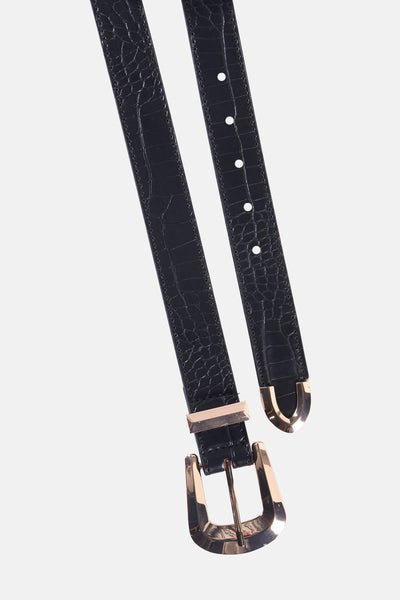 Ceinture noire à motif crocodile de Morgan de Toi, avec boucle dorée et extrémité arrondie.