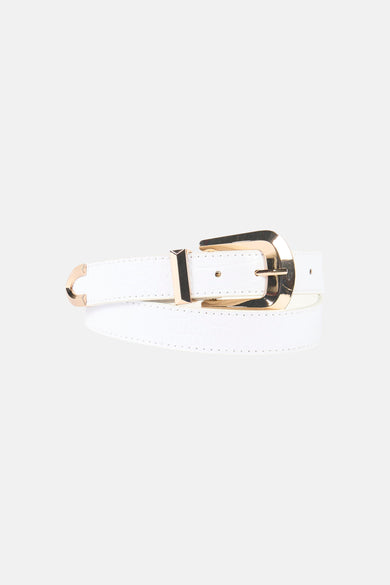 Witte riem van Morgan de Toi in getextureerd imitatieleer met een glanzende gouden gesp, close-up.