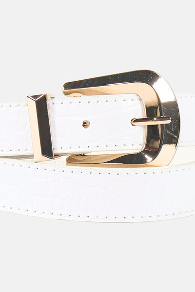 Ceinture blanche de Morgan de Toi en similicuir texturé avec une boucle dorée brillante, vue de près.