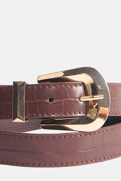 Ceinture marron imitation crocodile de Morgan de Toi avec boucle dorée.