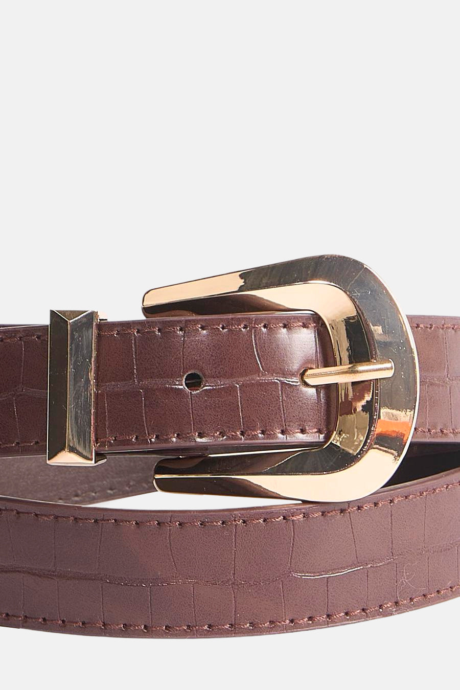 Ceinture marron imitation crocodile de Morgan de Toi avec boucle dorée.