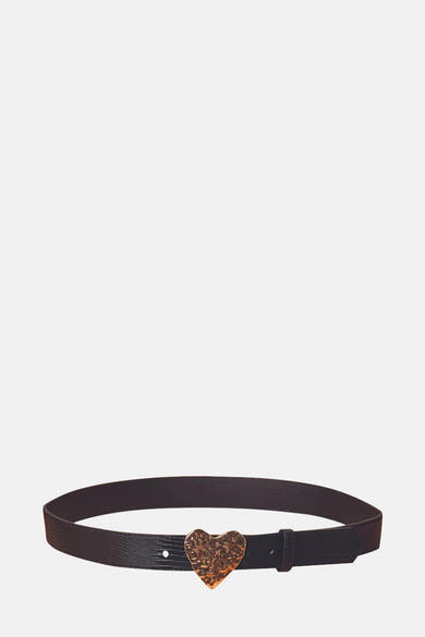 Ceinture noire en cuir de Morgan de Toi, avec boucle décorative en forme de cœur texturée.
