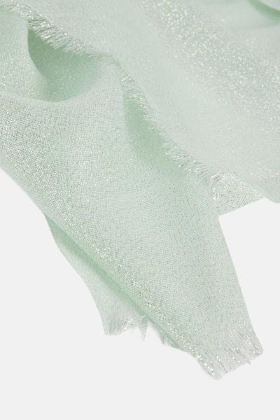 Foulard vert clair à fils brillants de Morgan de Toi, avec une texture douce et des bords effilochés.