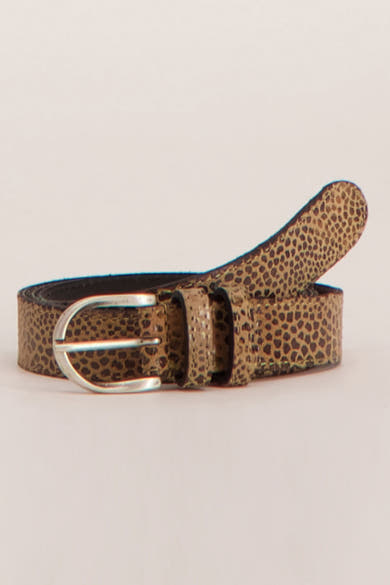 Ceinture beige à motif tacheté de Legend, avec boucle argentée et passants ton sur ton.