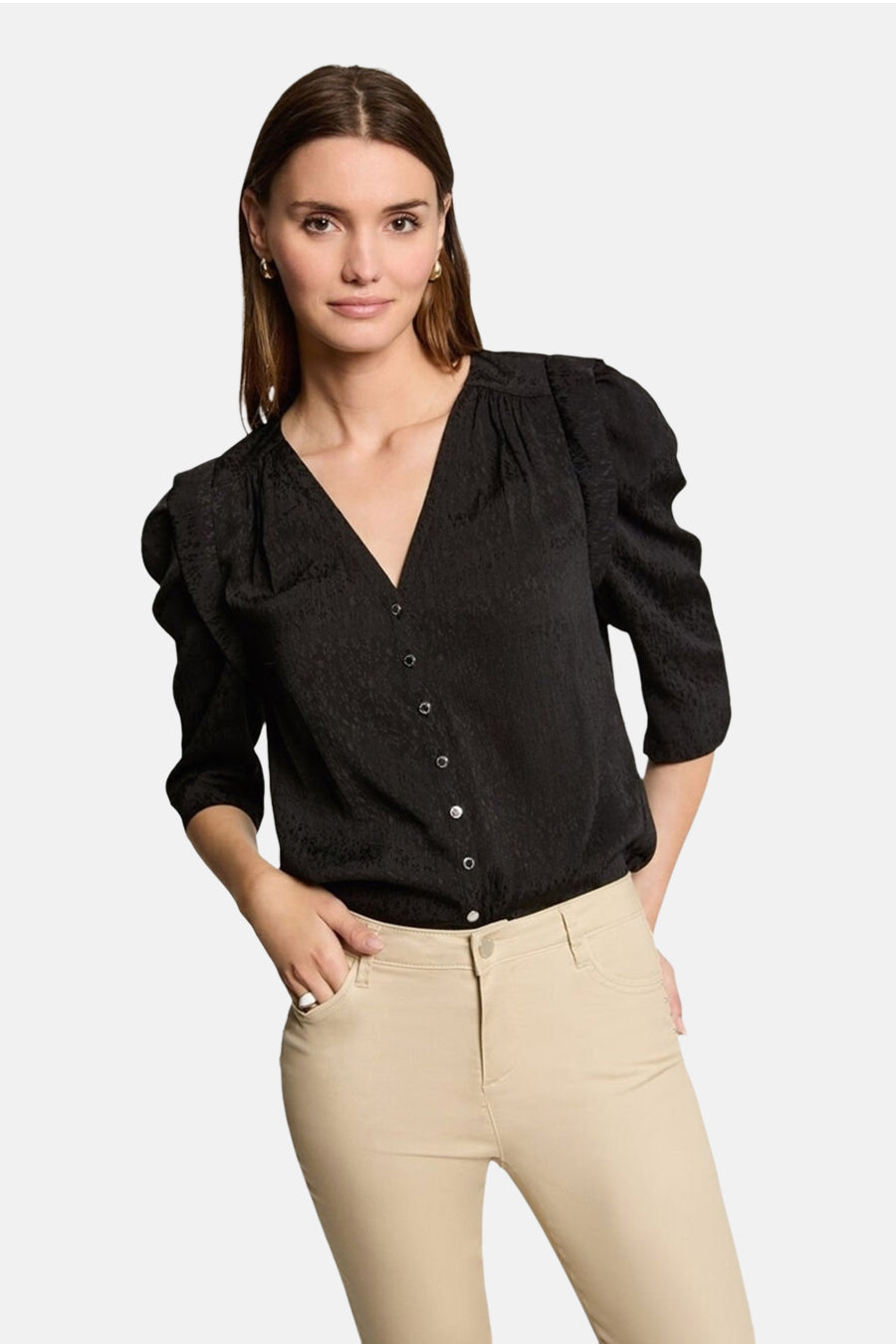 Zwarte blouse met lange mouwen van Morgan de Toi, met een getextureerd patroon, gedragen met een beige spijkerbroek en zwarte enkellaarsjes.