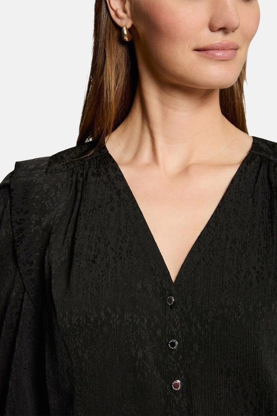 Zwarte blouse met lange mouwen van Morgan de Toi, met knoopsluiting en subtiele textuur.