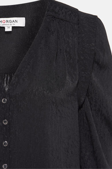 Zwarte blouse met lange mouwen van Morgan de Toi met een subtiel patroon en decoratieve knopen.
