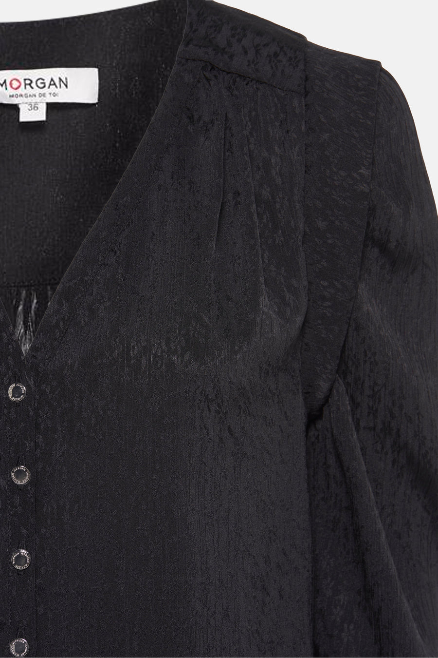 Zwarte blouse met lange mouwen van Morgan de Toi met een subtiel patroon en decoratieve knopen.