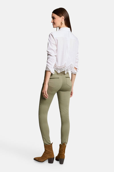 Witte Morgan de Toi blouse, met kant aan de achterkant, gedragen met een olijfgroene broek en bruine enkellaarsjes.