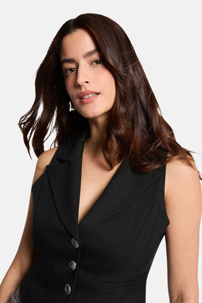 Zwarte blazer van Morgan de Toi met mouwloze snit en knoopsluiting aan de voorkant.