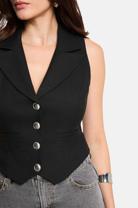 Zwarte getailleerde blazer van Morgan de Toi, met gekartelde reverskraag en zilverkleurige knopen.