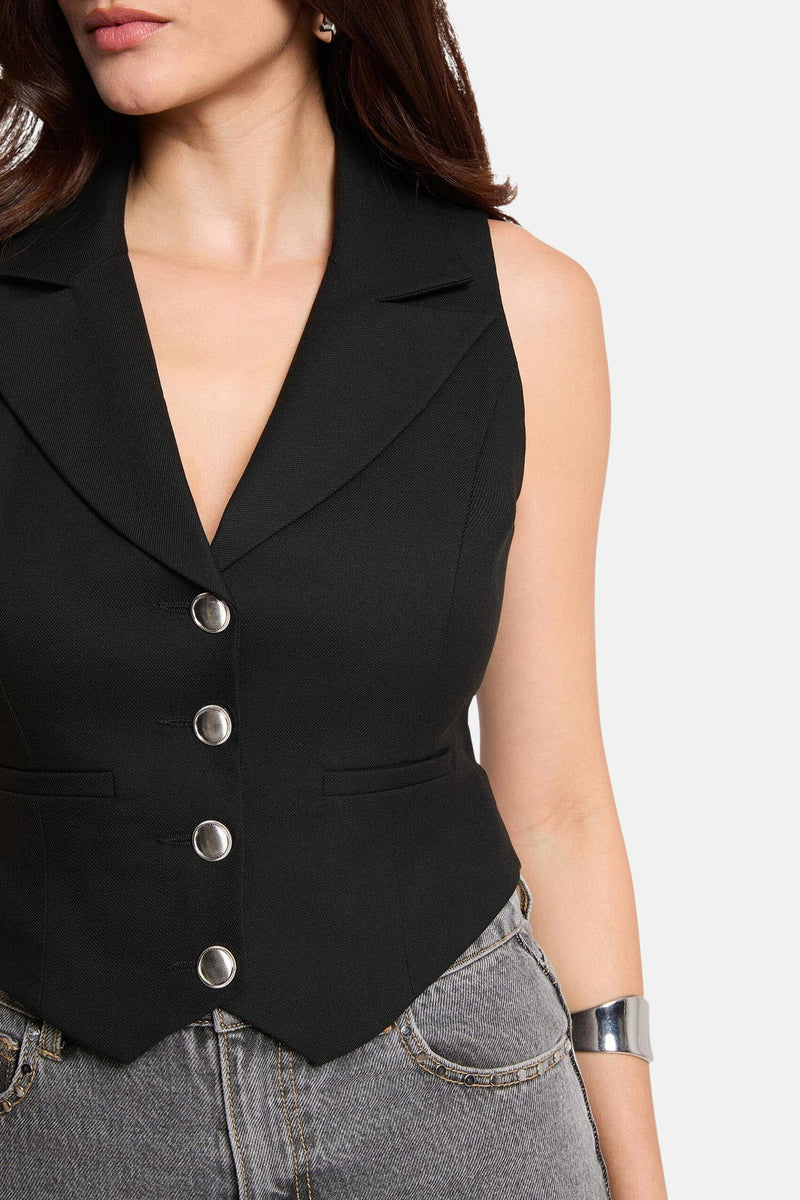 Zwarte getailleerde blazer van Morgan de Toi, met gekartelde reverskraag en zilverkleurige knopen.
