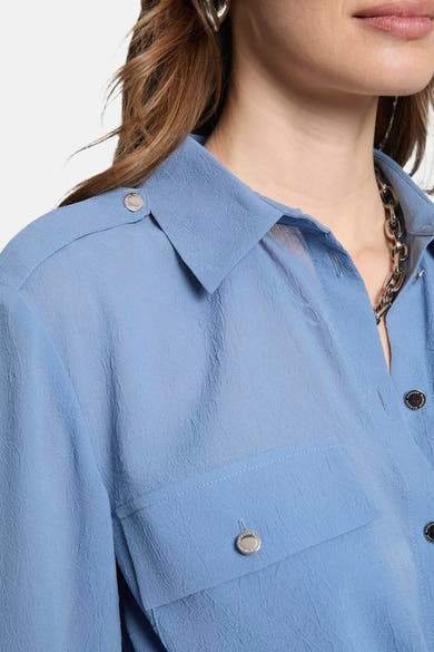 Blauwe blouse met lange mouwen van Morgan de Toi, met wafelstructuur, klassieke kraag en knoopdetails.
