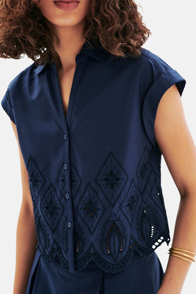 Chemisier bleu à manches courtes de CAROLL avec broderie anglaise à motif losanges.