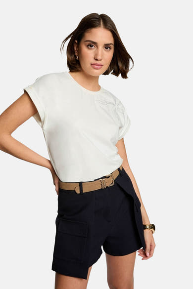 T-shirt blanc à manches courtes de Morgan de Toi avec motif brodé délicat sur l'épaule.
