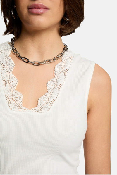 Wit mouwloos topje van Morgan de Toi met kant bij de halslijn, gedragen met een zilveren ketting.